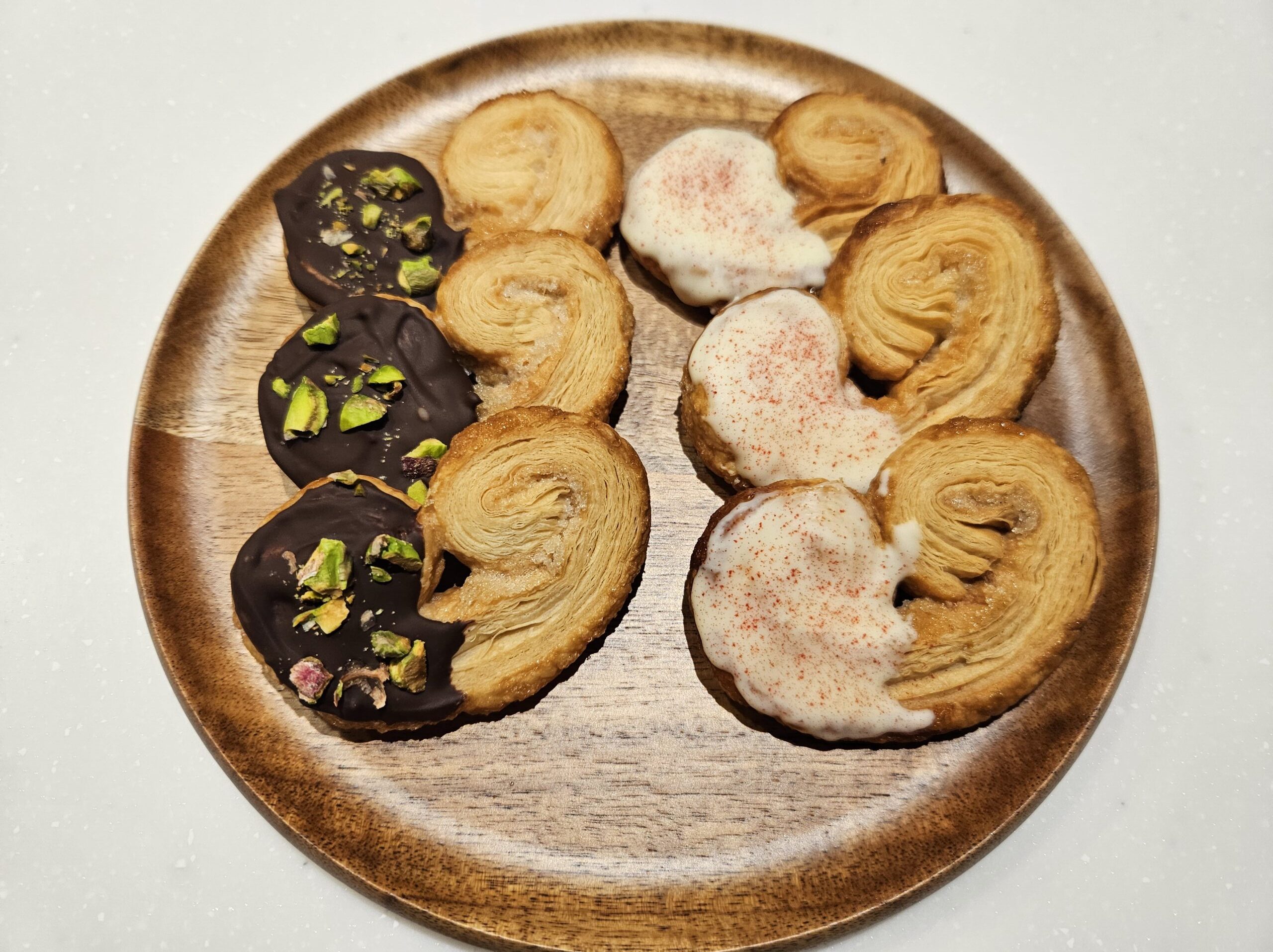 材料4つでサクサク！冷凍パイシートで作る「大人かわいいバイカラーパルミエ」【バレンタイン】